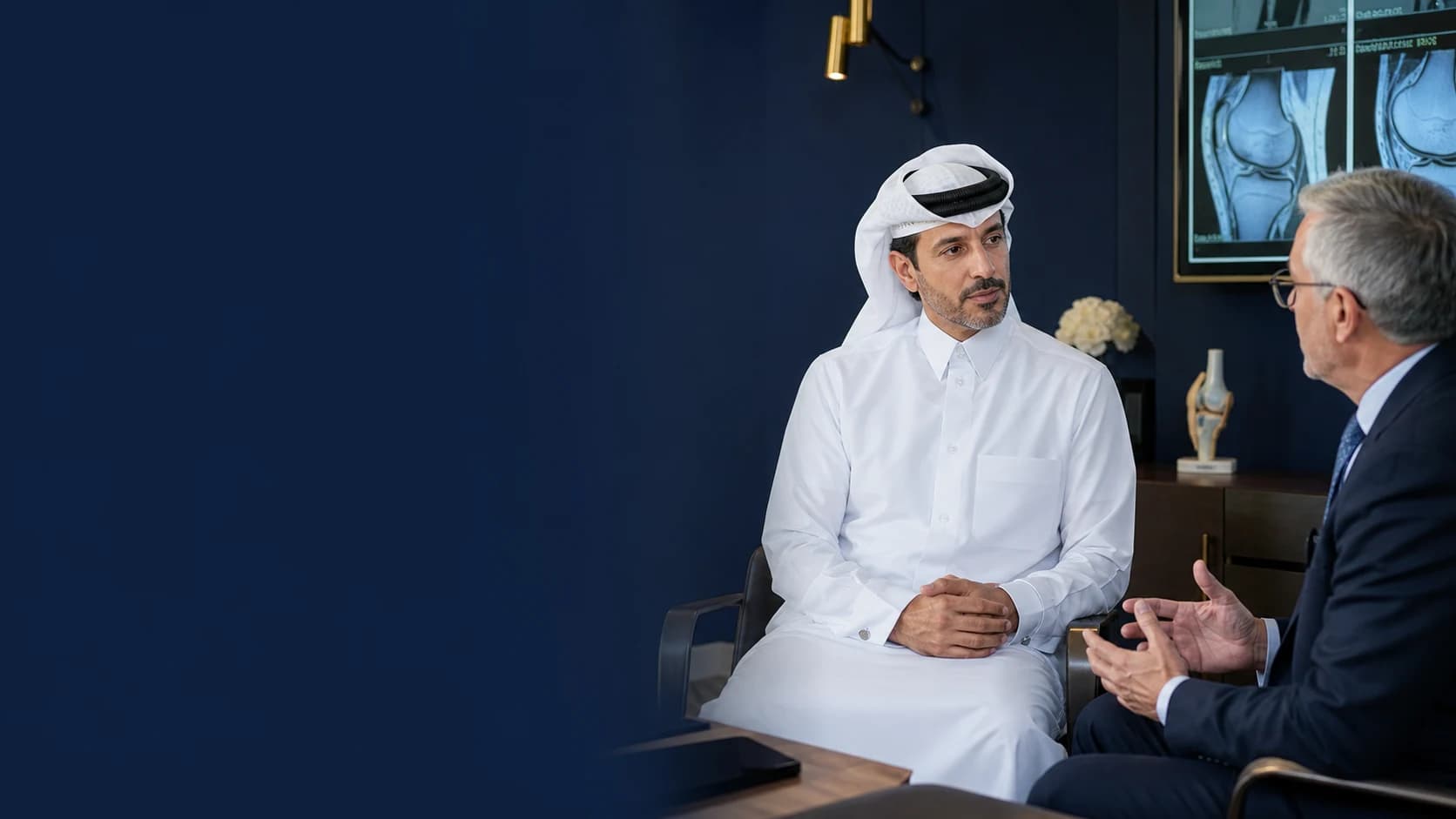 Qatari patient discussing advanced knee treatment with a London orthopaedic specialist